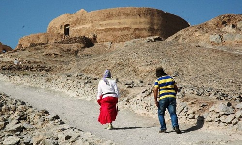 Những người theo đạo Zoroastrian (Bái Hỏa giáo) cho xây dựng  Ngọn tháp im lặng hay còn được gọi Dakhma ở Yard, thủ phủ của tỉnh Yard để phơi xác chết - một hình thức thiên táng rùng rợn. Ảnh: Photoroamings/Flickr.